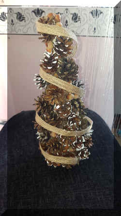Pinecones Christmas Tree.jpg (405697 bytes)